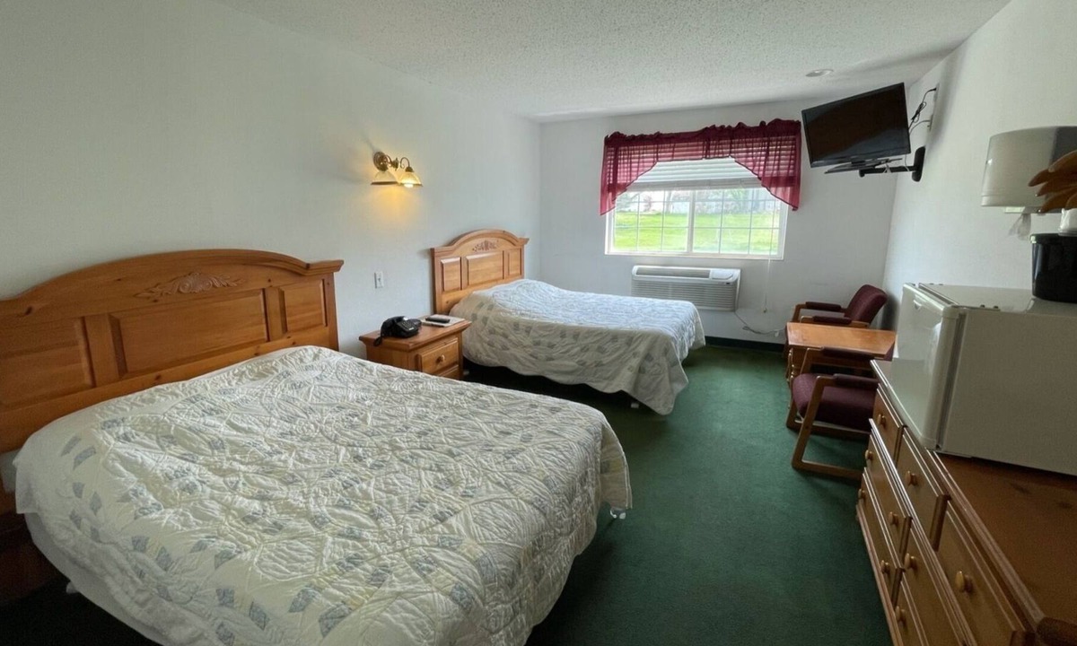Renault Bed & Breakfast | Cozy Double Full Basic Room with Free Parking!