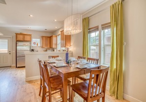 Amazing Downtown Bend location, King suite and private fenced patio with Hot Tub