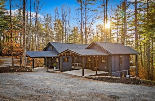 Horse Shoe Cabin | Spacious Villa for 20: Hot Tub & Game Room