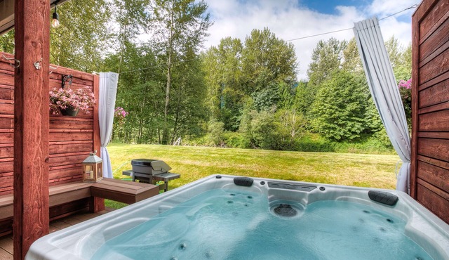 Moon River Suites 3 - on River, Private Hot Tub, Downtown by North Bend Escapes