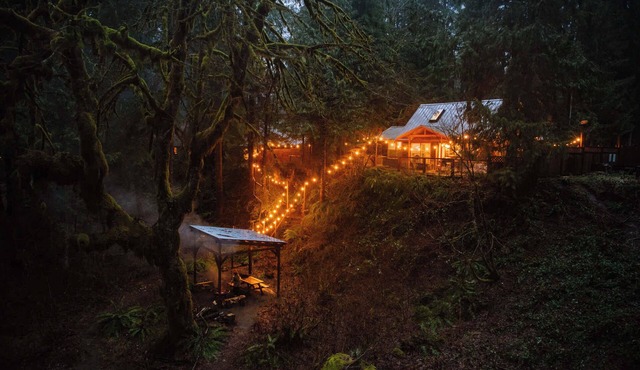 Rusty Bridge River Lodge | Hot Tub & Barrel Sauna